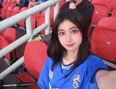足球锦标赛现场女选手赢得阵阵掌声