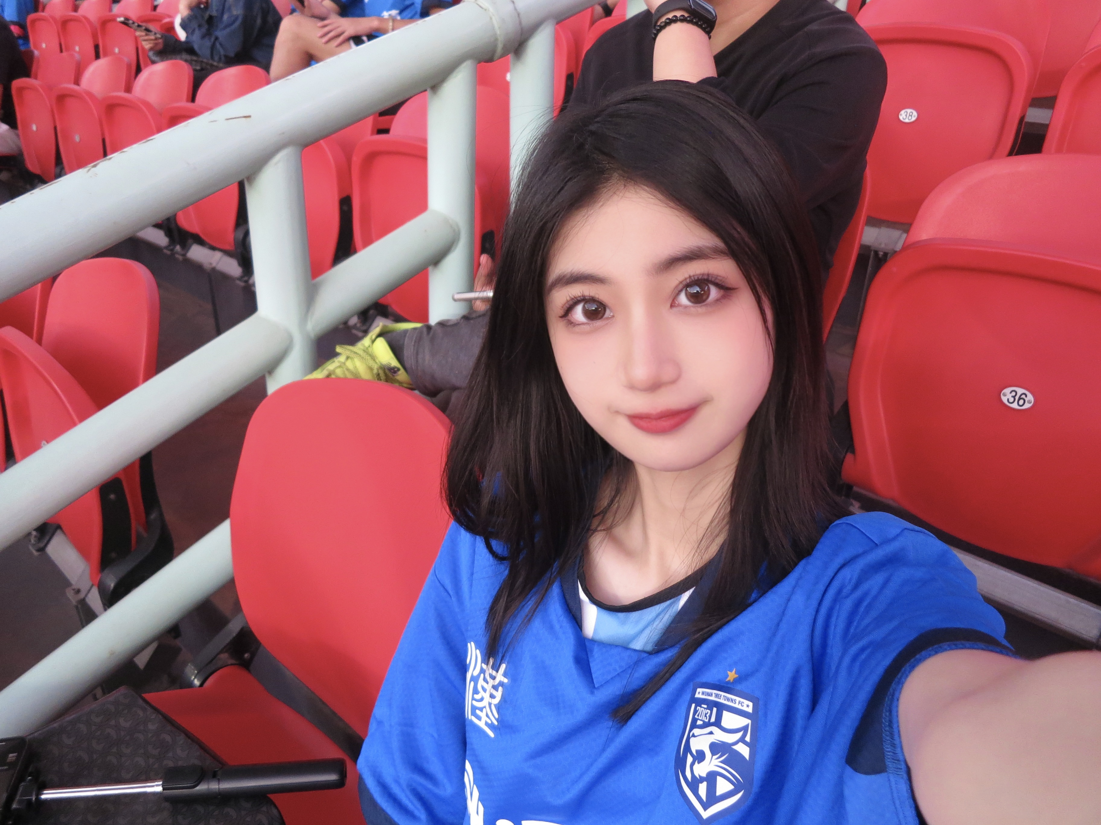 足球锦标赛现场女选手赢得阵阵掌声