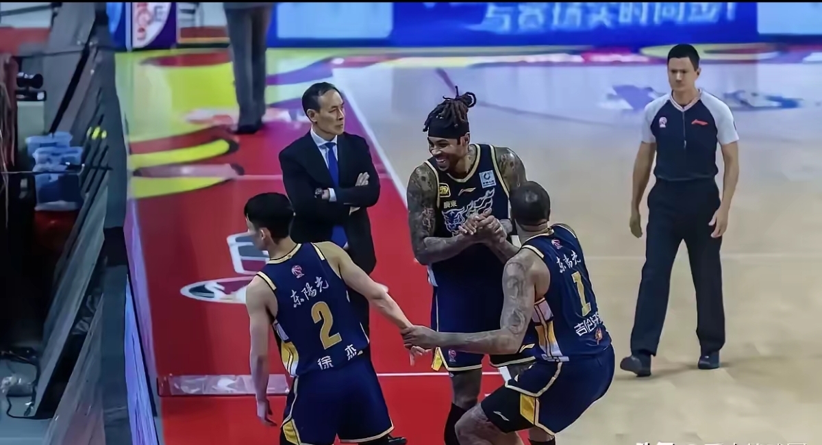疯狂比赛夜，球迷载歌载舞庆祝胜利的简单介绍